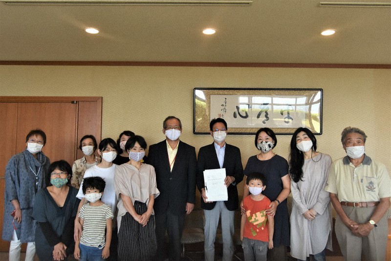 要望書と署名を森上副市長と西山教育長に渡す「自校給食をすすめる会」のメンバーら=三重県名張市役所で、衛藤達生撮影