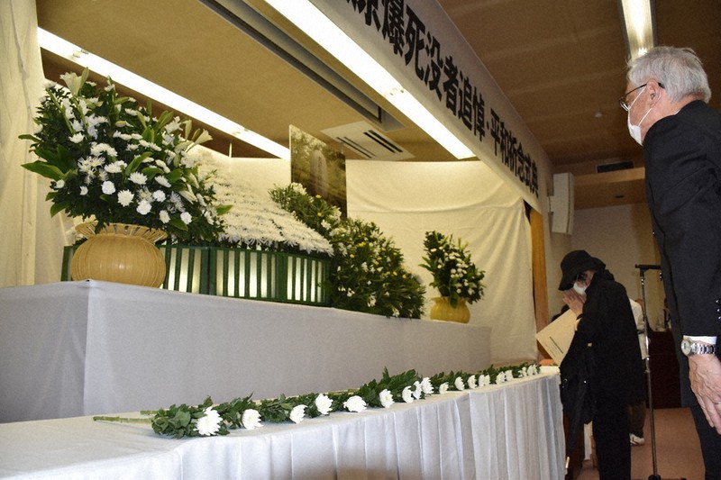 祭壇に献花し、犠牲者を追悼する参列者=鳥取市富安2で、阿部絢美撮影