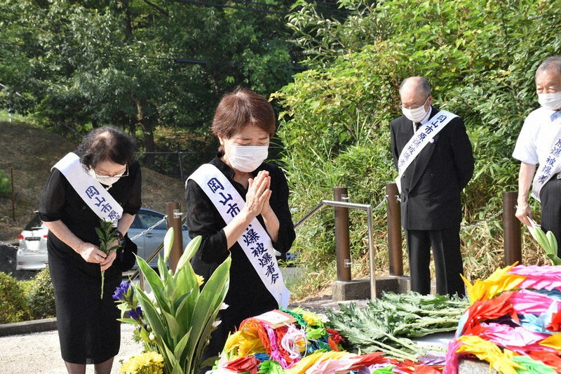 原爆被爆死没者供養塔に献花する参列者=岡山市中区門田本町で、松室花実撮影