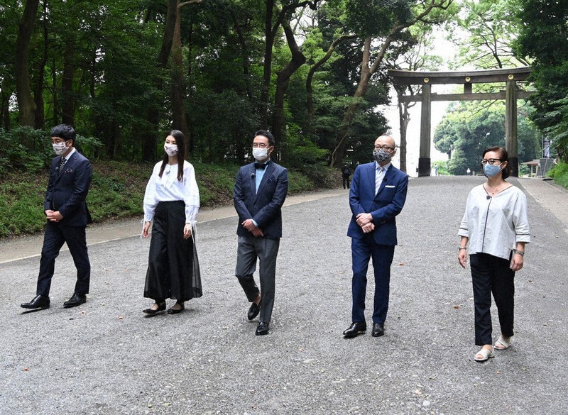 右から展覧会の山口裕美・芸術監督、山田五郎ら出演者