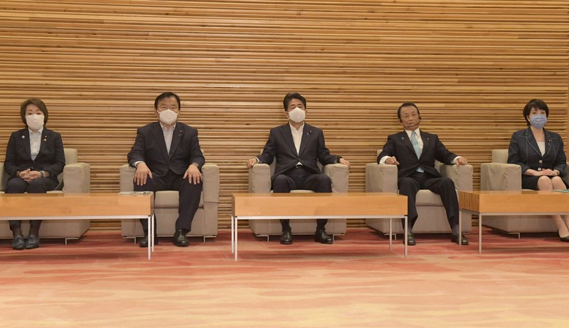 閣議に臨む安倍晋三首相(中央)=首相官邸で2020年8月7日午前10時3分、竹内幹撮影