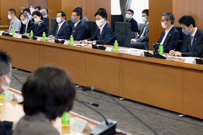 新型コロナウイルス感染症対策分科会であいさつする加藤勝信厚労相(中央)。右から2人目は尾身茂会長=東京都千代田区で2020年8月7日午前11時7分、佐々木順一撮影