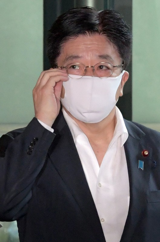 首相官邸に入る加藤勝信厚生労働相=東京都千代田区で2020年8月7日午前9時57分、竹内幹撮影