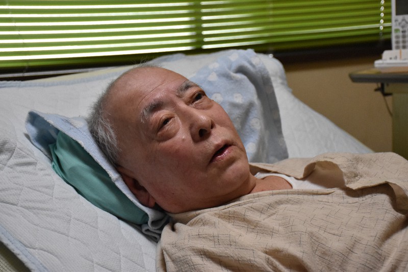 「体調を崩すたび死の恐怖を感じてきた」と語る反納清史さん=長崎市城山町の自宅で2020年7月31日午後1時23分、松村真友撮影