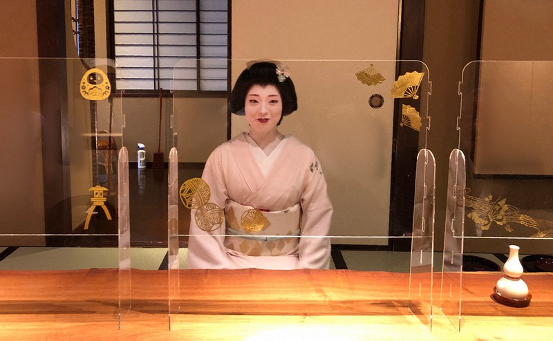 金箔の装飾を施した、飛沫感染防止パネル=カタニ産業提供