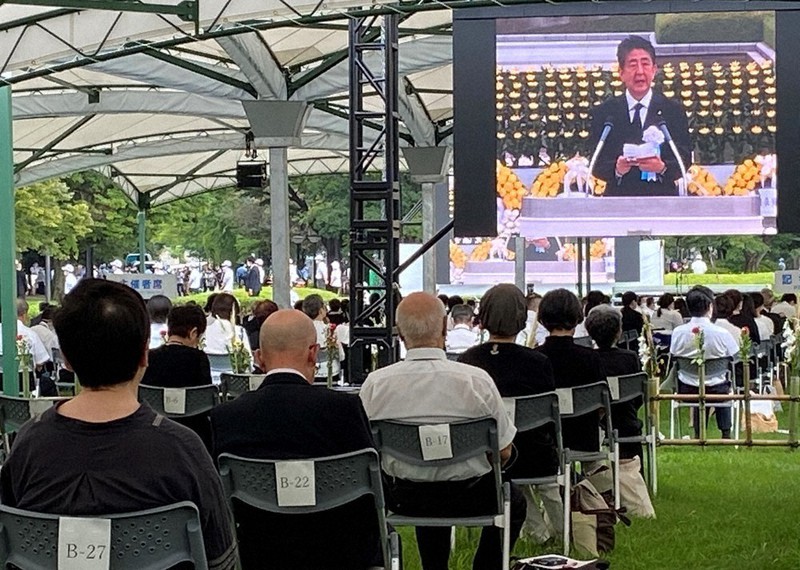 平和記念式典であいさつする安倍晋三首相=広島市の平和記念公園で6日
