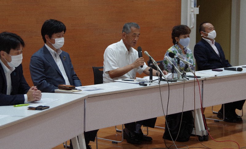記者会見で研究会の設立を発表する議員=新潟県長岡市で2020年8月7日午後2時1分、新井敦撮影