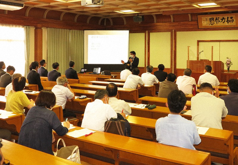 林業従事者らが参加して開催された若手指導者の育成研修発表会=甲府市内で