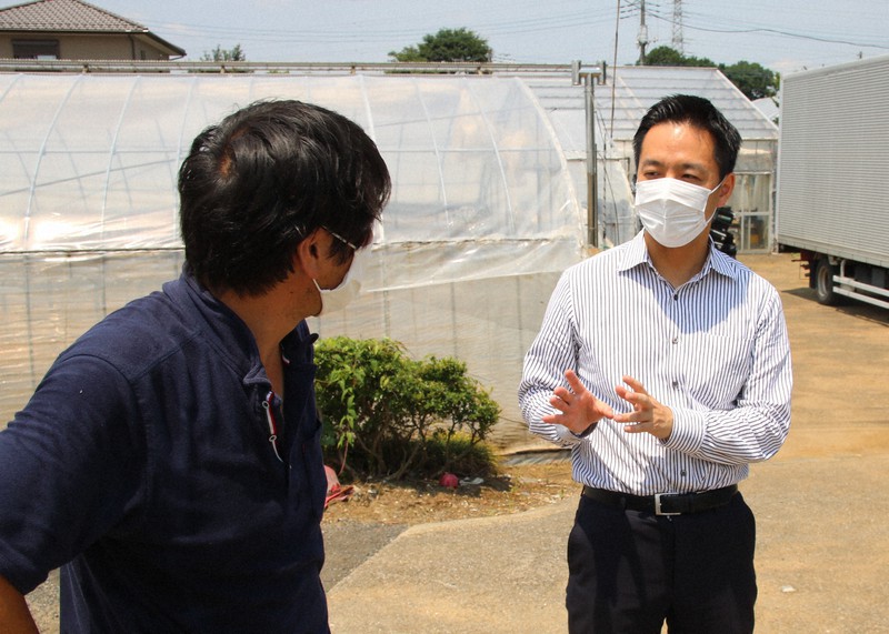 新型コロナウイルスの感染拡大により出荷量の減少に悩む選挙区内の農家を訪れ、現状を聞く自民党の村井英樹衆院議員(右)=さいたま市岩槻区で2020年8月4日午前11時50分ごろ、飼手勇介撮影