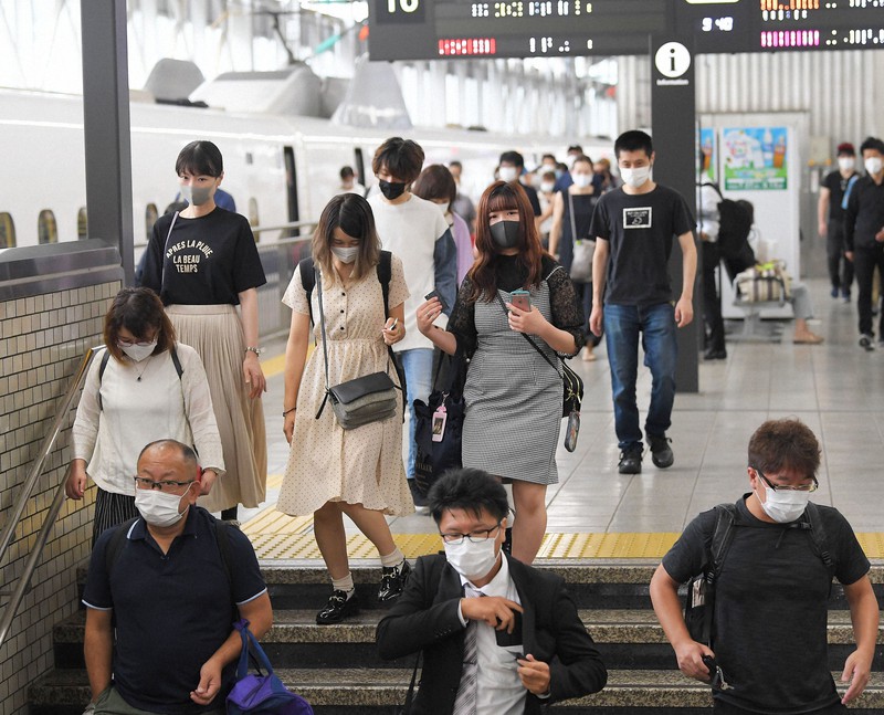新幹線でJR博多駅のホームに到着した乗客=福岡市博多区で2020年8月8日午前9時40分、津村豊和撮影