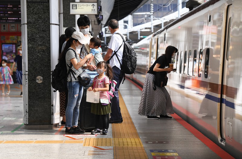お盆休みが始まるも利用客がまばらな新幹線のホーム=JR東京駅で2020年8月8日午前8時57分、滝川大貴撮影