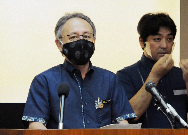 「医療機関と保健所の機能を守ることが県民の生命を守ることにつながる」と述べ、PCR検査対象の限定に理解を求める沖縄県の玉城デニー知事(左)=那覇市の県庁で2020年8月7日午後5時25分、遠藤孝康撮影
