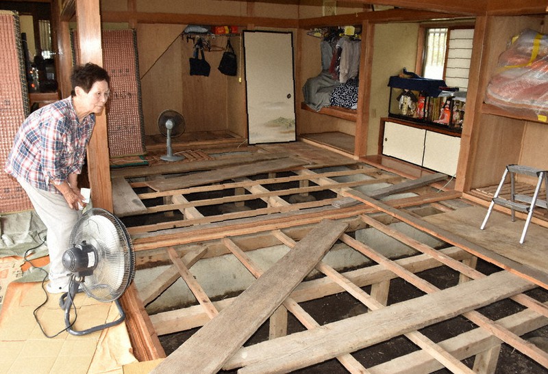 水に浸かった畳が上げられたままの仏間=岐阜県下呂市萩原町中呂で3日
