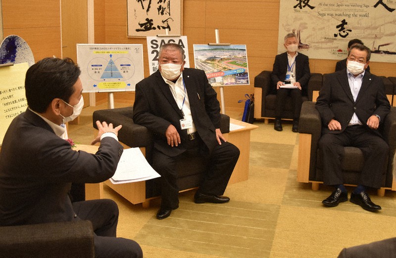 山口知事(左)に要望書を提出した西久保組合長(左から2人目)と漁協南川副支所の田中浩人運営委員長(右)
