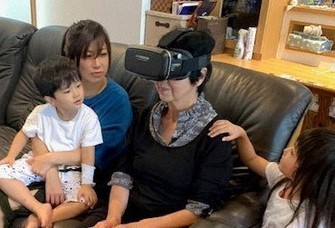 自宅に届くVRゴーグルを使い、墓参りを疑似体験できる=全国優良石材店の会提供
