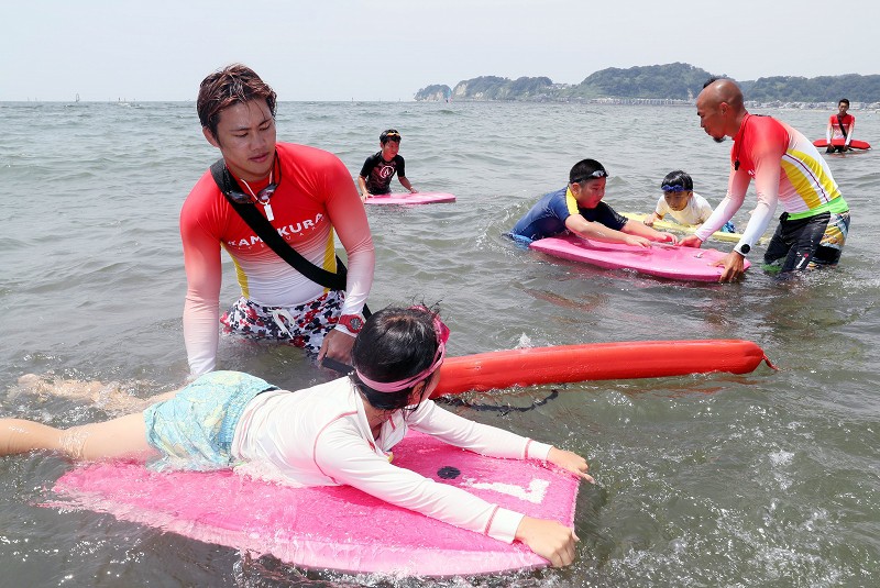新型コロナ 海水浴場閉鎖で活動できないライフガードが子供に海の教室 神奈川 鎌倉 写真特集5 5 毎日新聞
