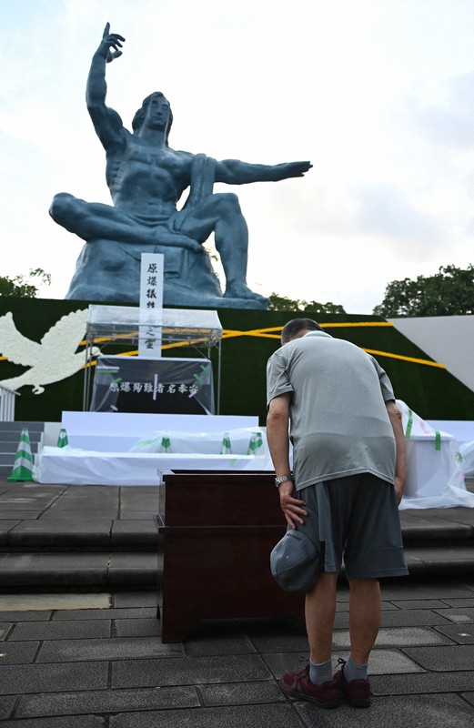 被爆から75年を迎え、平和祈念像に向かって黙とうする男性=長崎市で2020年8月9日午前5時56分、徳野仁子撮影