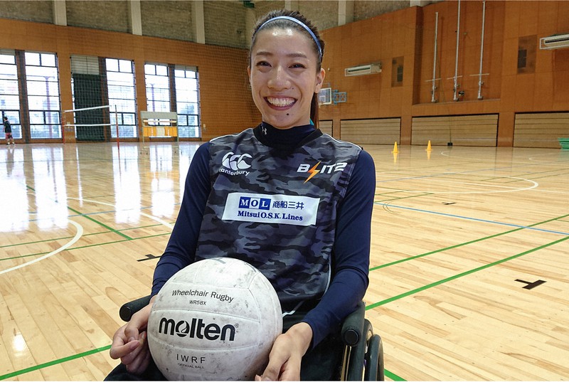 体育館での練習を再開し、笑顔を見せる車いすラグビーの倉橋香衣=日本車いすラグビー連盟提供
