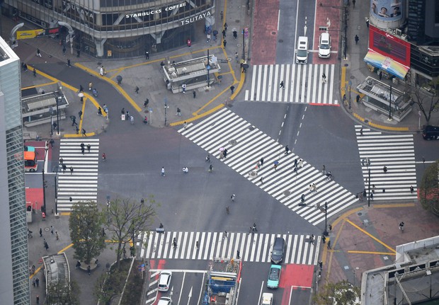 外出自粛要請が出されていた時の渋谷スクランブル交差点=2020年4月5日、本社ヘリから手塚耕一郎撮影