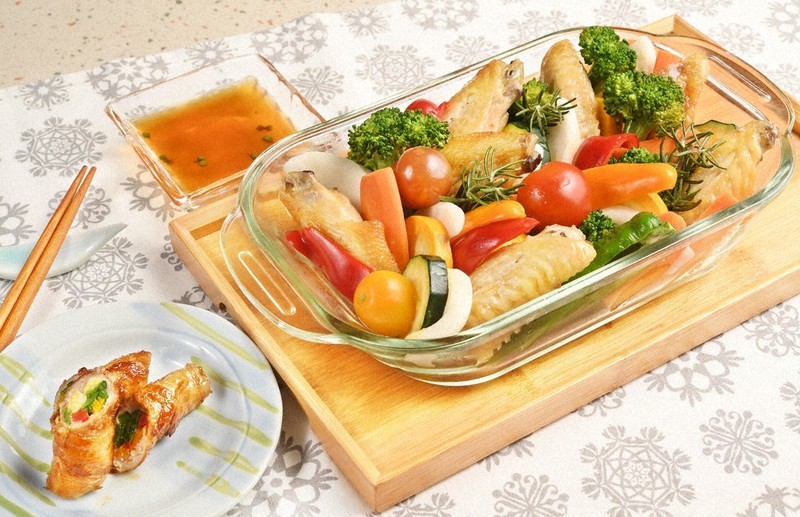 夏野菜とチキンのさっぱりレモンソース(右)と夏野菜の豚バラ巻き=大阪市北区で2020年6月24日、山崎一輝撮影