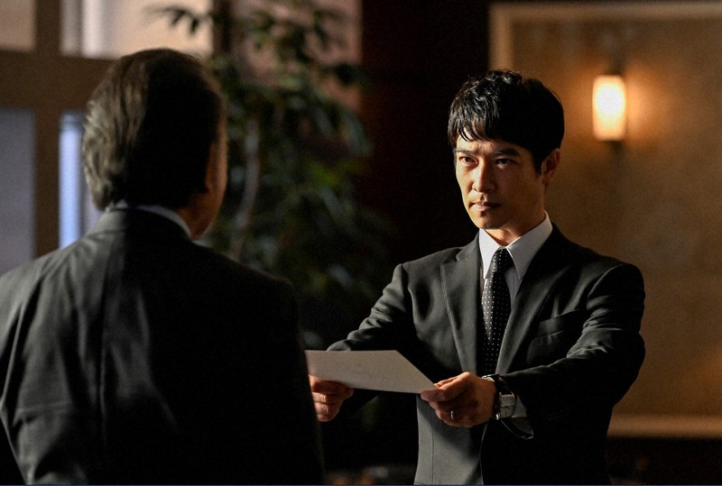 「半沢直樹」第4話の一場面。半沢直樹(堺雅人、右)は中野渡頭取(北大路欣也)から破綻寸前の帝国航空の再建を任される=TBS提供