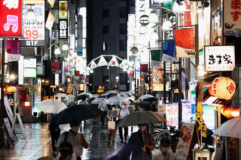 東京・池袋の繁華街をマスクを着けて行き交う人たち=東京都豊島区で2020年7月9日、吉田航太撮影