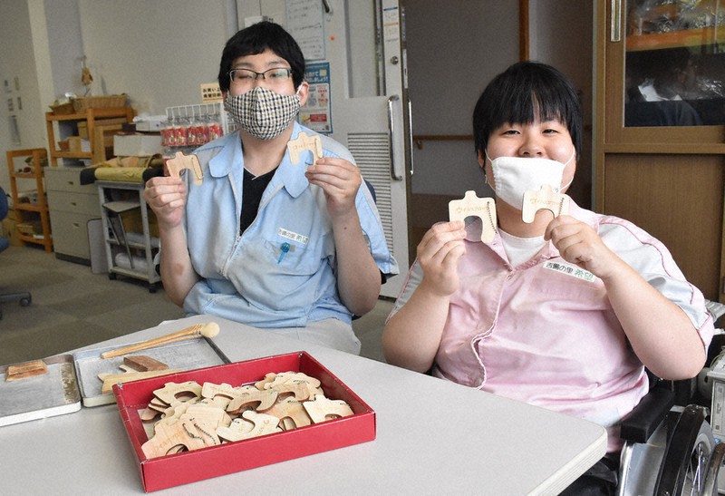 ウイルスブロックを製作する福祉事務所の利用者ら=岡山県吉備中央町上野で2020年7月9日午前11時4分、戸田紗友莉撮影