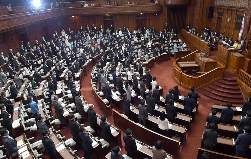 新型コロナウイルス対策の2020年度第2次補正予算が可決、成立した参院本会議=国会内で2020年6月12日午後2時17分、竹内幹撮影
