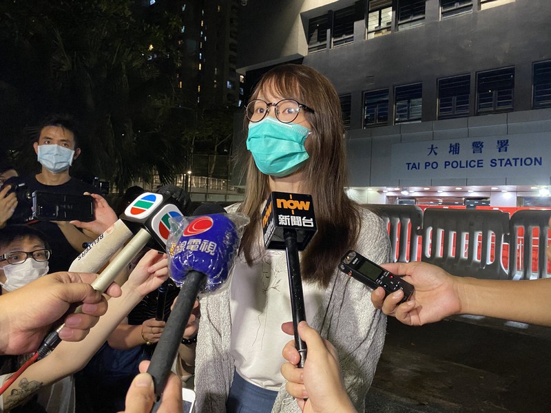 保釈された周庭氏=香港の大埔警察署前で8月11日午後11時5分、福岡静哉撮影