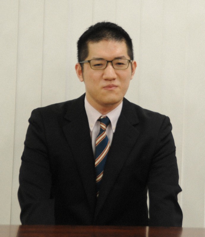 プロ入り後、初勝利をあげて喜ぶ折田翔吾四段=大阪市福島区の関西将棋会館で2020年8月12日、新土居仁昌撮影