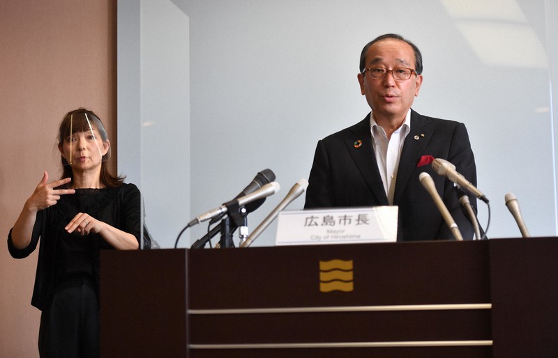 「黒い雨」訴訟の控訴後、記者会見する松井一実広島市長(右)=広島市中区で2020年8月12日午前11時2分、北村隆夫撮影