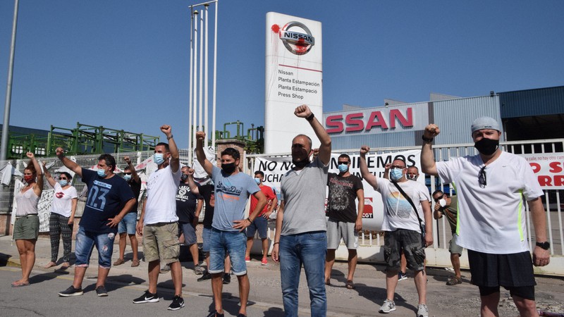 日産のモンカダ工場前で抗議する従業員ら=スペイン・バルセロナ近郊で7月27日、横山三加子撮影