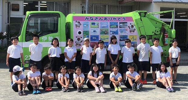 児童たちが描いた感謝のポスターでラッピングされたごみ収集車=三重県伊勢市生活環境部清掃課提供