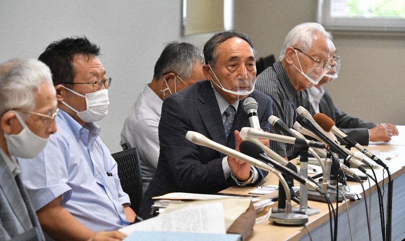 「黒い雨訴訟」の控訴を受け、記者会見する原告団長の高野正明さん(中央)、竹森雅泰弁護士(左から2人目)、広島敦隆弁護団長(左端)ら=広島市中区で2020年8月12日午後3時10分、北村隆夫撮影
