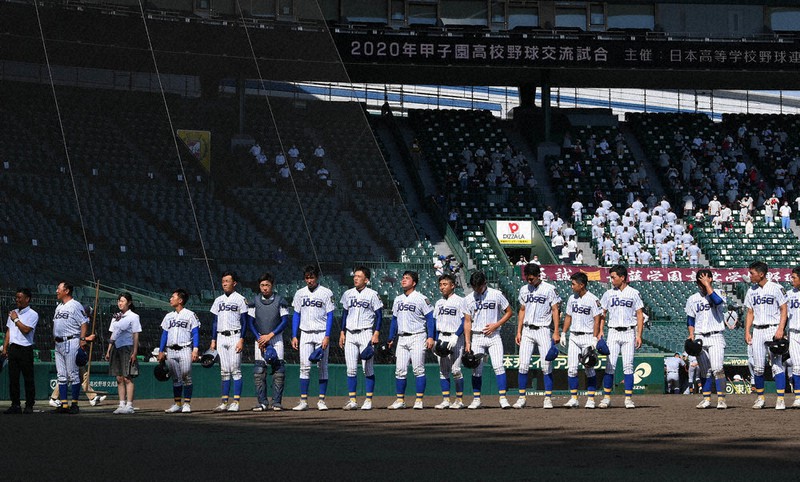加藤学園に敗れ、ベンチ前に整列する鹿児島城西の選手たち=阪神甲子園球場で2020年8月12日、藤井達也撮影