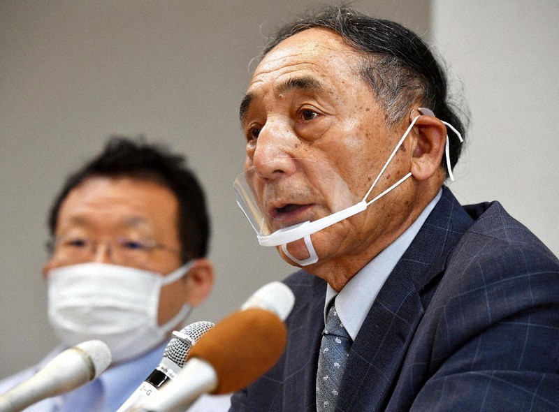 「黒い雨訴訟」の市・県の控訴を受け、記者会見する原告団長の高野正明さん(右)と竹森雅泰弁護士=広島市中区で12日午後2時40分、北村隆夫撮