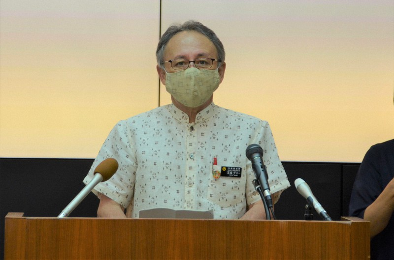 沖縄県独自の「緊急事態宣言」について、29日までの2週間延長を発表する玉城デニー知事=那覇市の県庁で2020年8月13日午後5時56分、竹内望撮影