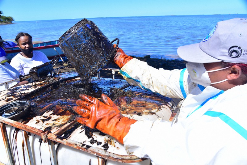 座礁した大型貨物船「わかしお」の重油を回収するボランティアら＝西インド洋の島国モーリシャスで8月12日、AP