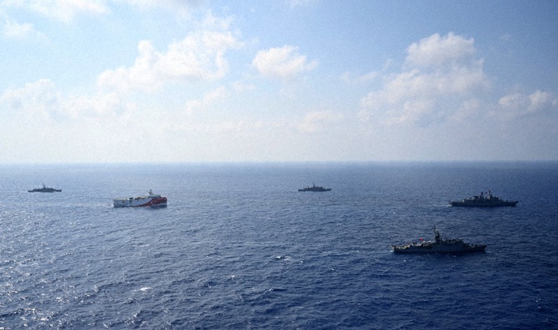 トルコ海軍の艦船に守られて地中海を進むトルコの探査船(左から2船目)=トルコ防衛省提供、AP