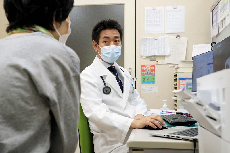 診察する聖路加国際病院の仁多寅彦医師=2020年6月5日、梅村直承撮影