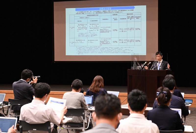 「新型コロナウイルス感染症対策分科会」の後に記者会見をする西村康稔経済再生担当相=東京都千代田区で2020年8月7日、大西岳彦撮影