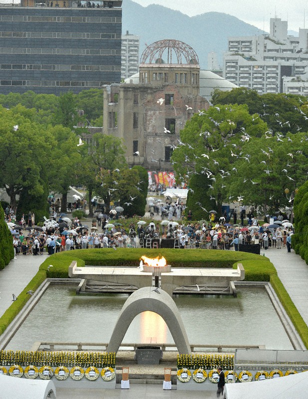 広島市の平和記念式典では、ほぼ毎年ハトを放ってきた=中区で2019年8月6日、山田尚弘撮影