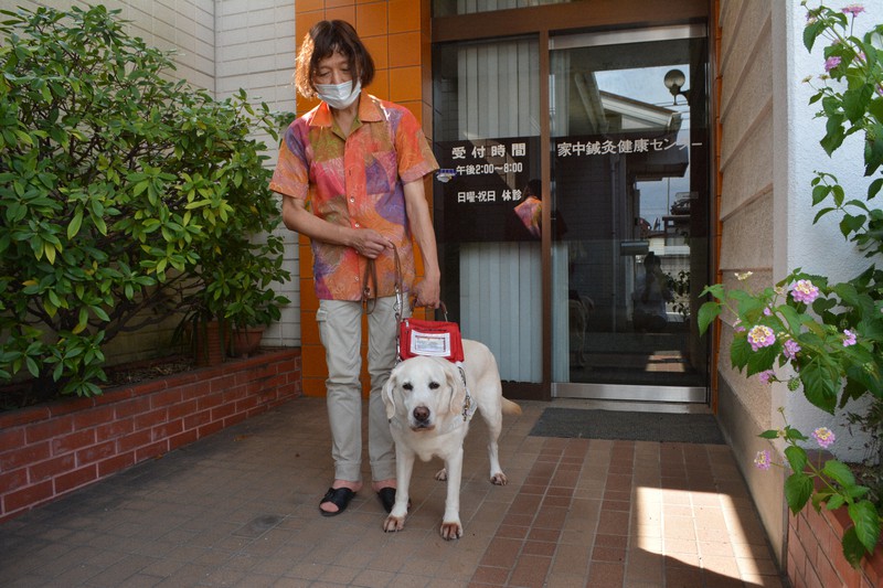 盲導犬と暮らしている香川県視覚障害者福祉協会会長の浅見裕一郎さん=香川県多度津町で2020年8月9日午後2時58分、金志尚撮影