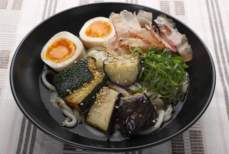 夏野菜と温玉のせ冷やしうどん