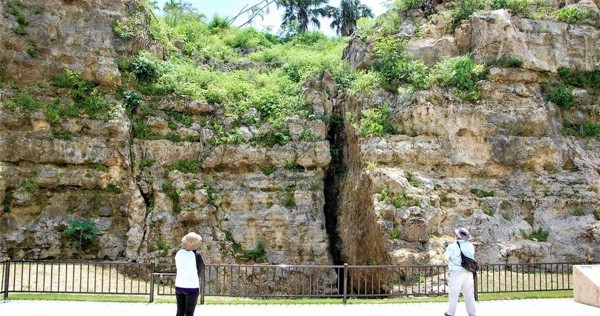 今どきの歴史：「港川人」発見50年 点はどこにつながる