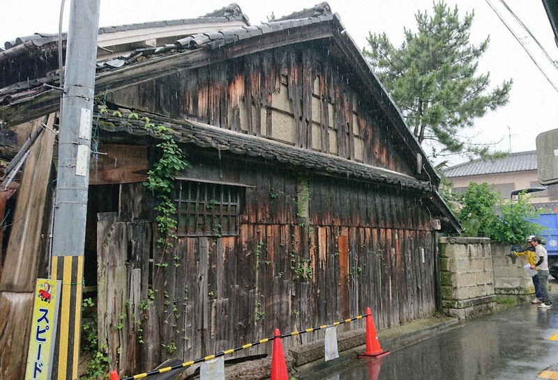 奈良県王寺町による行政代執行で解体が決まった空き家=2020年6月