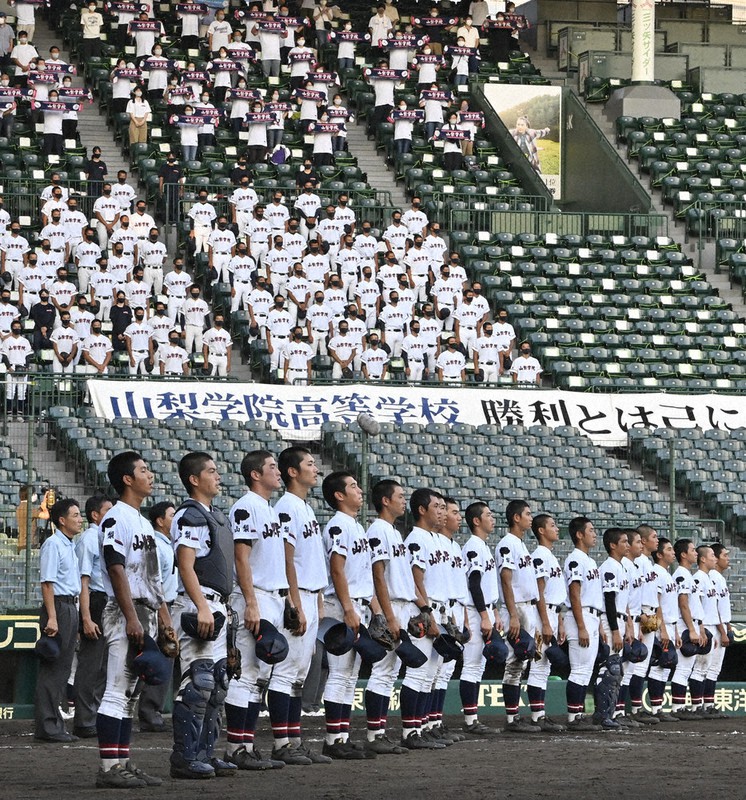 【山梨学院-白樺学園】白樺学園を破り、校歌を歌う山梨学院の選手たち=阪神甲子園球場で、藤井達也撮影