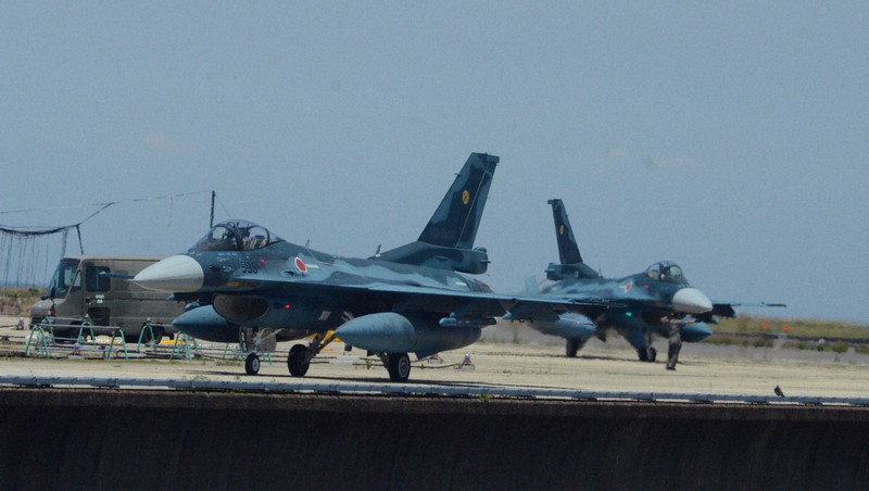 訓練を終え築城基地に着陸するF2戦闘機。戦闘機の奥に米軍再編のため延長される予定の滑走路がある=福岡県築上町で、2020年6月23日午後1時8分、宮城裕也撮影