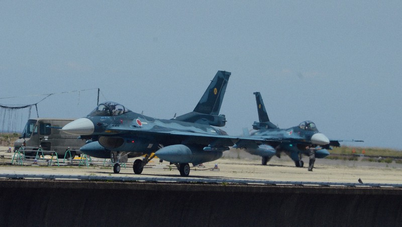 訓練を終え築城基地に着陸するF2戦闘機。戦闘機の奥に米軍再編のため延長される予定の滑走路がある＝福岡県築上町で、2020年6月23日午後1時8分、宮城裕也撮影