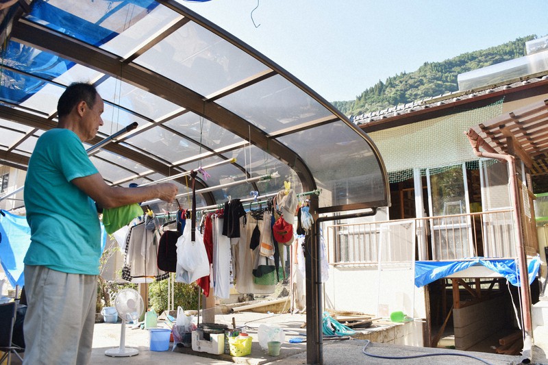 避難所から自宅に通い、片付けを進める男性=熊本県球磨村一勝地で2020年8月18日午後4時34分、山口桂子撮影